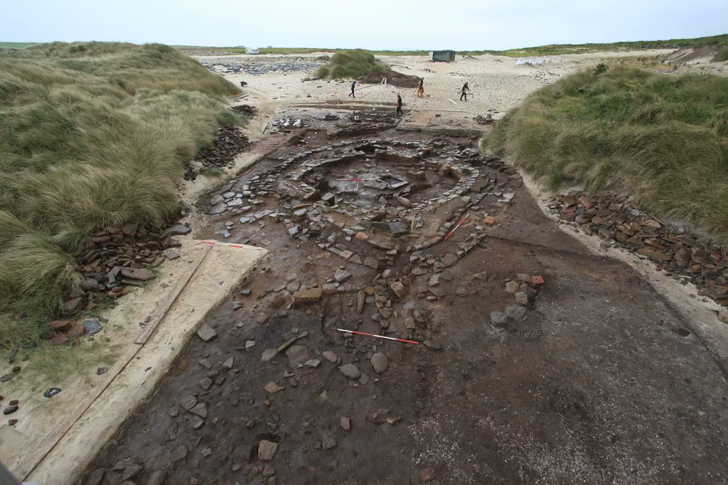 🆕: Research at a 4000-year-old village in Orkney exploring the impact of a female-dominated wave of migration has revealed it led to a peaceful and productive period.

An #AntiquityThread (paper: buff.ly/3qLnUlY) 1/n 🧵