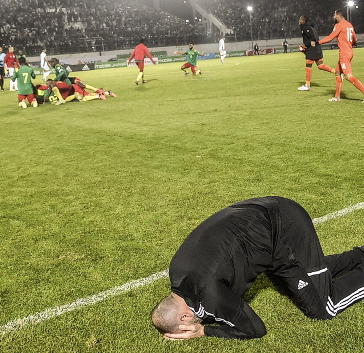 Rayma_khe's tweet photo. If ever a photo summed up what football can do to us. 💔😞 https://t.co/cMgQcq4zo2 https://t.co/VjGWOHnwNn