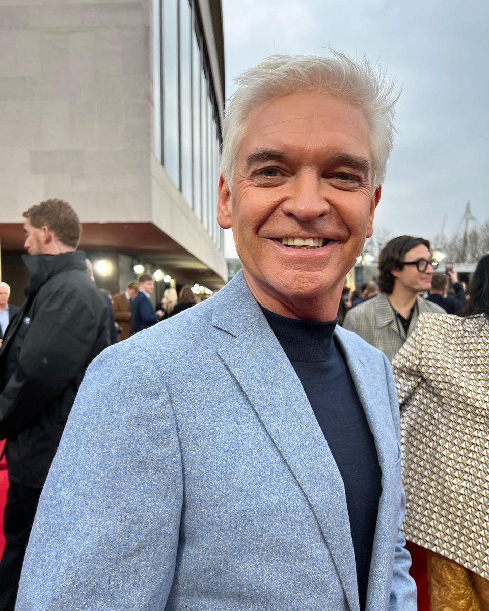 NealemStephens's tweet image. Lovely to bump into Phil 💖 @Schofe

#worldpremiere #redcarpet #fantasticbeasts  #secretsofdumbledore  #royalfestivalhall #phillipschofield