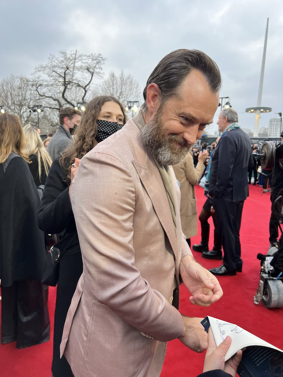 NealemStephens's tweet image. Amazing night at the World Premiere of 
#SecretsOfDumbledore  
🎥🍿🎬👌@jk_rowling 

#fantasticbeasts3 #JKRowling #redcarpet #returntohogwarts #worldpremiere #judelaw #madsmikkelsen #talliastorm #davidyates #london #royalfestivalhall #tomfelton #eddieredmayne