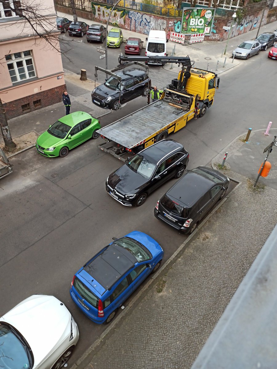 Das Ordnungsamt Neukölln lässt einen "Eckensteher" abschleppen - geht doch!