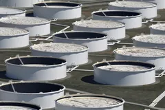 Baisser la vitesse de 10 km/h dans tous les pays développés (membres de l'Agence Internationale de l'Energie) permettrait d'économiser 300.000 barils de pétrole par jour dans ces pays, selon l'AIE au Sénat (la consommation mondiale est de 100 millions b/j).