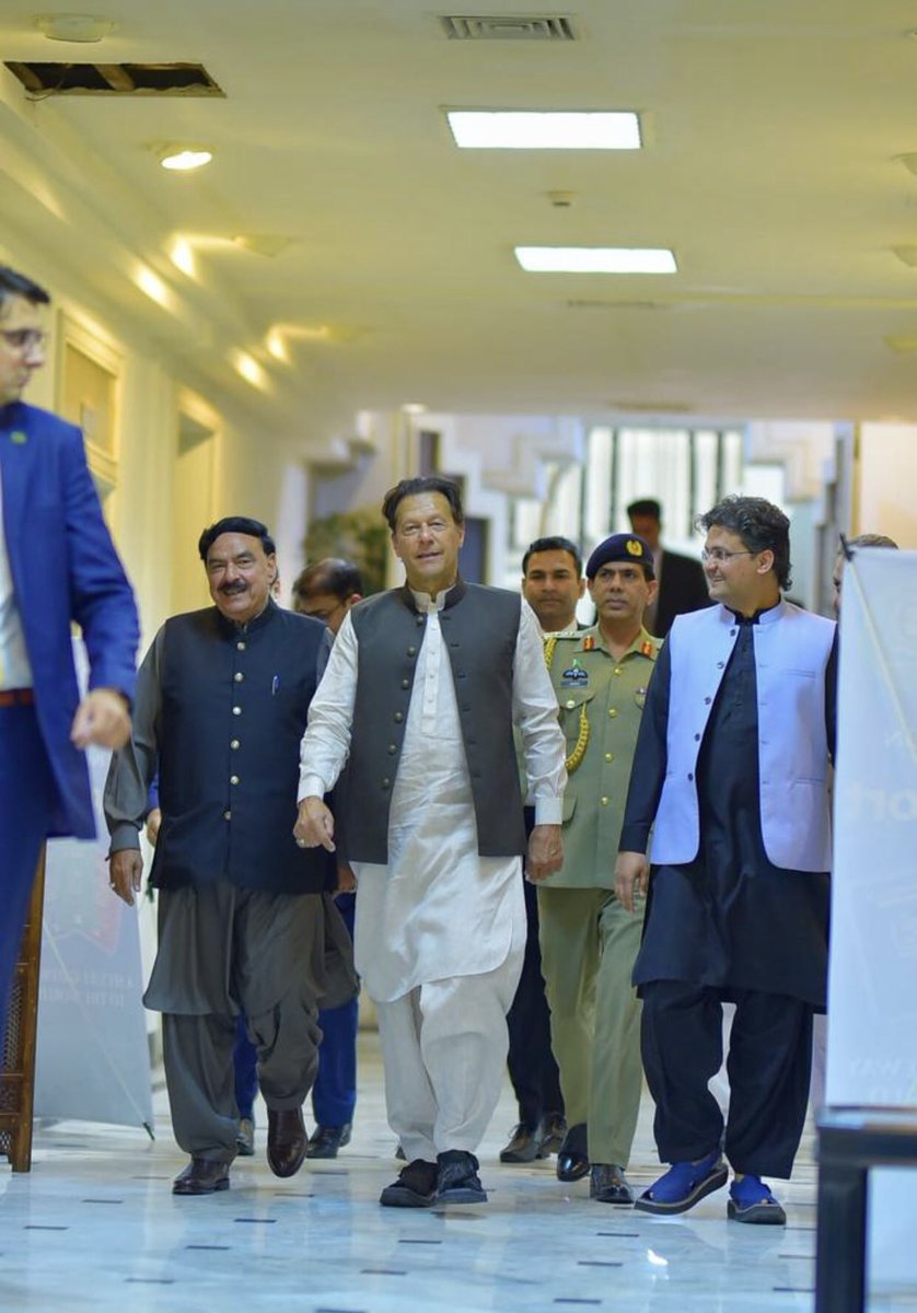 mnk_4313's tweet photo. You are the choice of the people of Pakistan n you will remain our prime choice. We are #BehindYouSkipper https://t.co/2k8sspnNIF