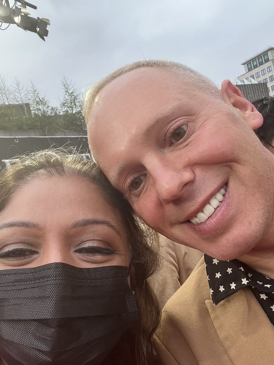 NealemStephens's tweet image. Always lovely to bump into my fave 💕
@RobbieRinder 

#worldpremiere #redcarpet #fantasticbeasts  #secretsofdumbledore  #royalfestivalhall #judgerinder