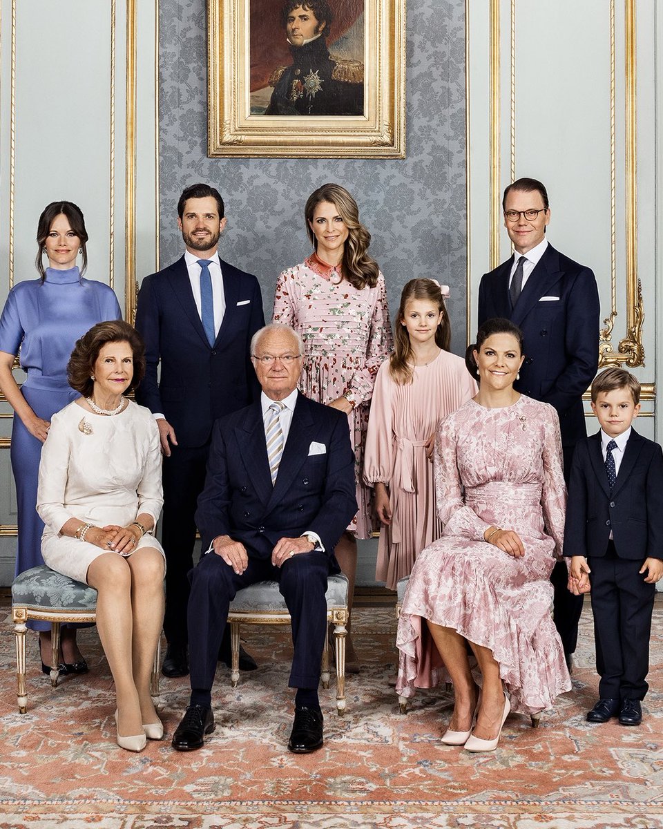 CoutureAndRoyals tweet media