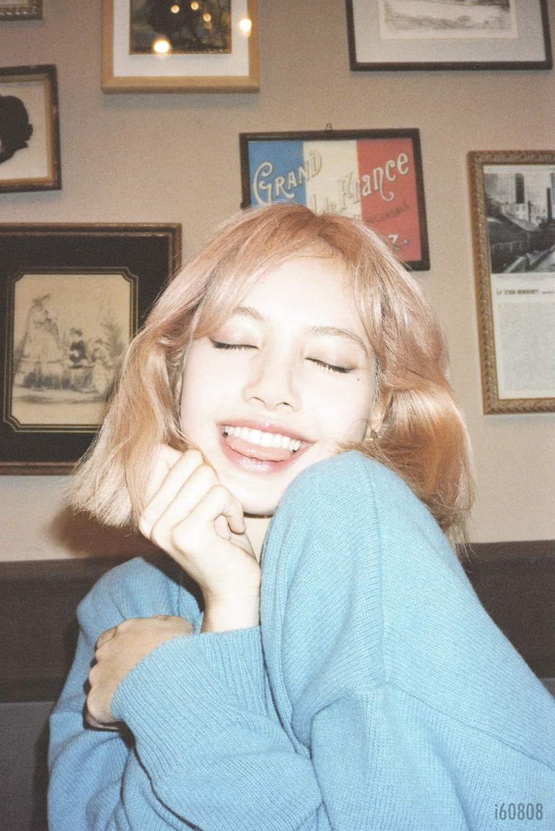 Đừng để bất cứ thứ gì không xứng đáng ảnh hưởng tới nụ cười của chị. Chúng em luôn bên chị mãi mãi và vẫn sẽ như thế🥰💕
WE LOVE YOU LISA