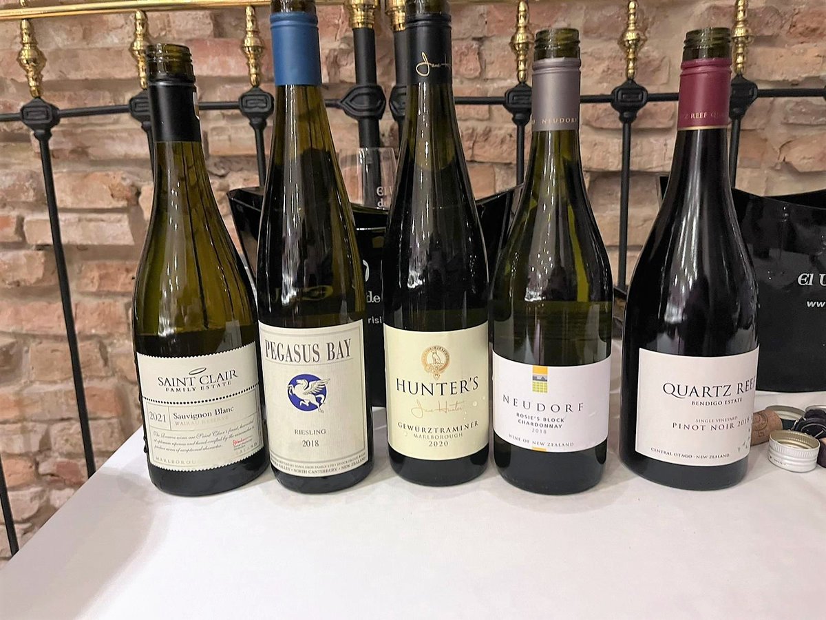 MEDDISSL's tweet photo. 🙋‍♀️En el "1er. Seminario de #VinosDelNuevoMundo" catamos algunos de los mejores vinos de la isla sur de #NuevaZelanda.🇳🇿 Estuvieron presentes las bodegas @JudyatNeudorf, @HuntersWines @PegasusBayWine, #QuartzReef y @saintclairwine.🍇🍷 Info del evento en: https://t.co/EJ7FBbhTTj https://t.co/mGYab608s1