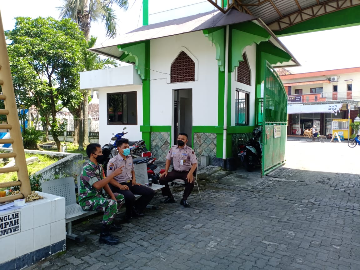 11Ngemplak's tweet photo. Sertu Eko Tribowo anggota Koramil 11 Ngemplak melaksanakan apdate pendataan pasien Covid 19 diRSD Covid-19 yg berada di kompleks Asrama haji Donohudan @kodimboyolali @KOREM_074WRSTM https://t.co/gUIFcB9o16
