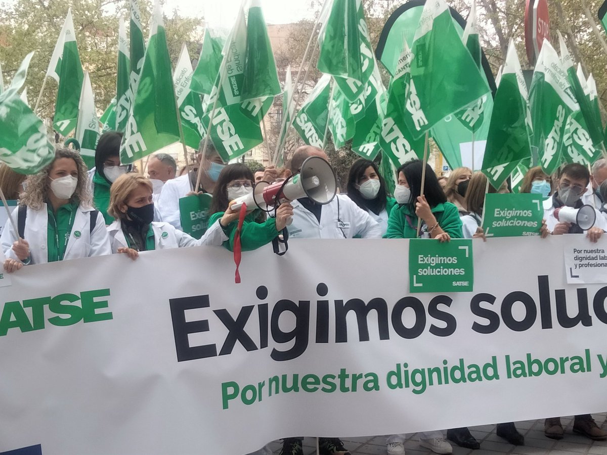 🔊🔊 Bajo el lema de #ExigimosSoluciones, enfermeras y fisioterapeutas estamos protestando frente a la #conselleriasanitat por la falta de mejoras en nuestras condiciones laborales y retributivas y para defender una Sanidad pública de calidad. 🏥🏣
#FaltanMiles #EnfermeriaEnLucha