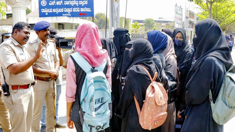 Hijab Row : 7 suspended for allowing students in hijab to take class 10 (SSLC) exams in Karnataka
#HijabiStudents, #Hijab, #SSLC

Read more : bit.ly/3IPCVtq