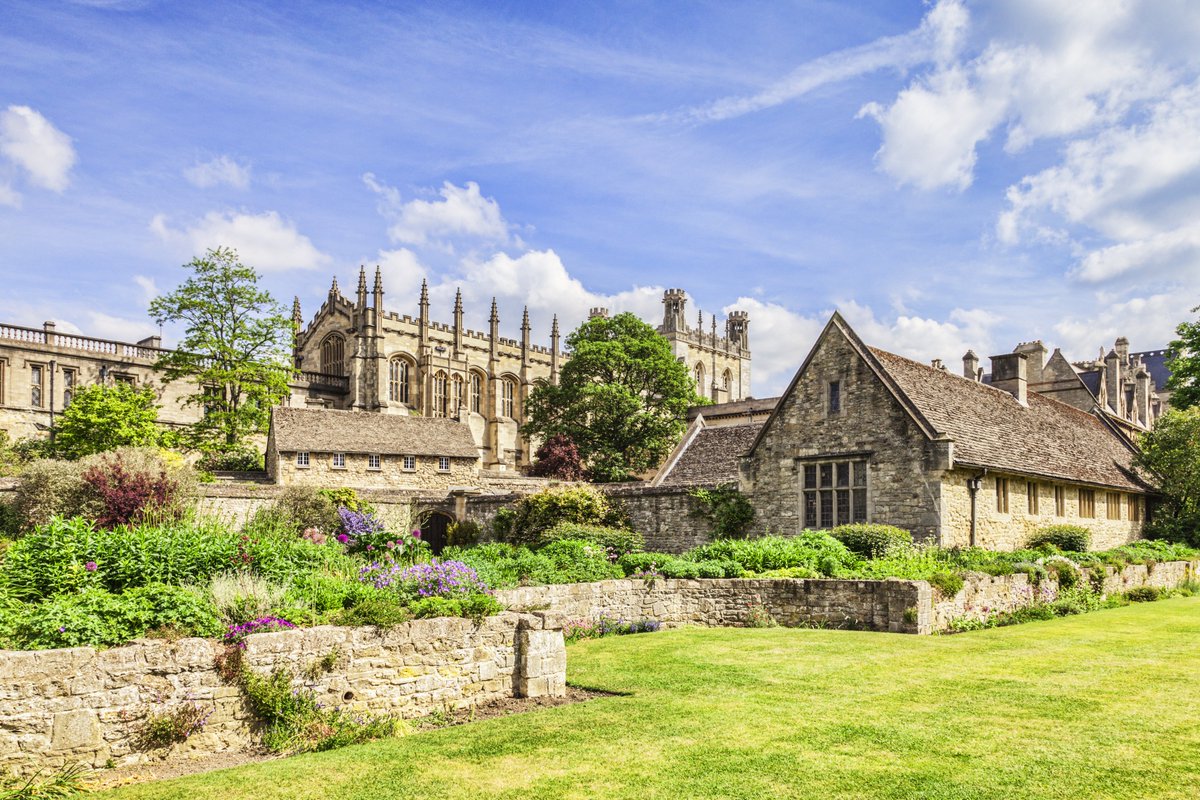 theenglishbus's tweet photo. We offer guided small group tours from #London to Oxford, Stratford-upon-Avon and The Cotswolds. We are so glad to be fully operational once again and are still offering flexible booking options😃https://t.co/1QMZXTbLZr 🇬🇧
:
#traveling #travellers @VisitEngland #holidays #trip https://t.co/OSZeaTh7S3