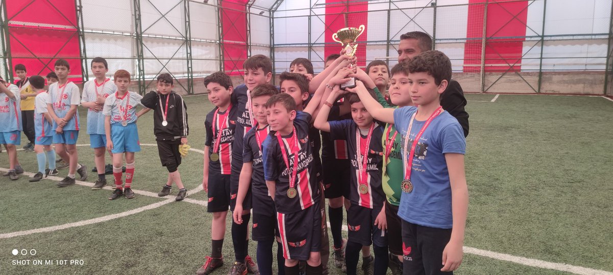SehitNaci's tweet photo. Akademik, kültürel ve sportif alanlarda proje İmam Hatip ortaokulumuz her geçen gün adından söz ettirmeye devam etmektedir. Küçük erkeklerde İmam Hatip ortaokulu öğrencilerimiz İLÇE ŞAMPİYONU olmuştur. Öğrencilerimizi tebrik eder, emeği geçen öğretmenletimize teşekkür ederiz. https://t.co/jT7pQJC9ke