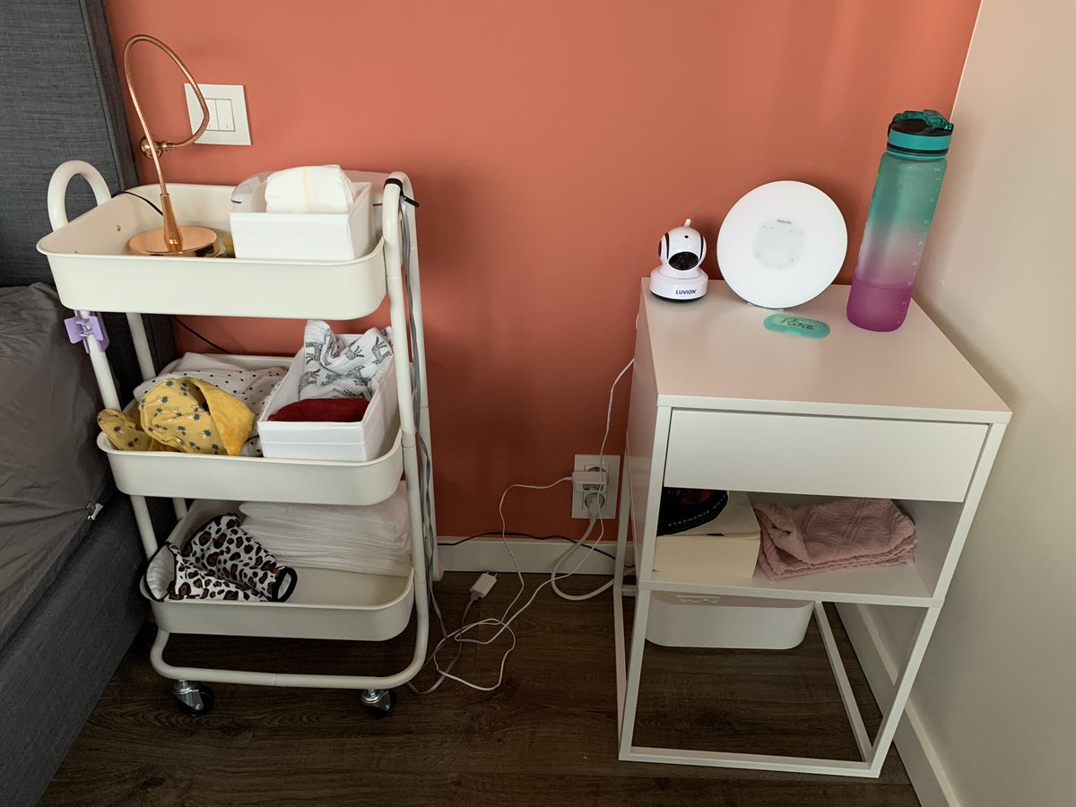 Gaetana_B's tweet photo. @jellemg Momenteel 2 nachtkastjes… 1 voor de baby snachts makkelijk te verzorgen(pampers, tetradoeken etc) , 1 voor mezelf😅 https://t.co/Qr7epUim08