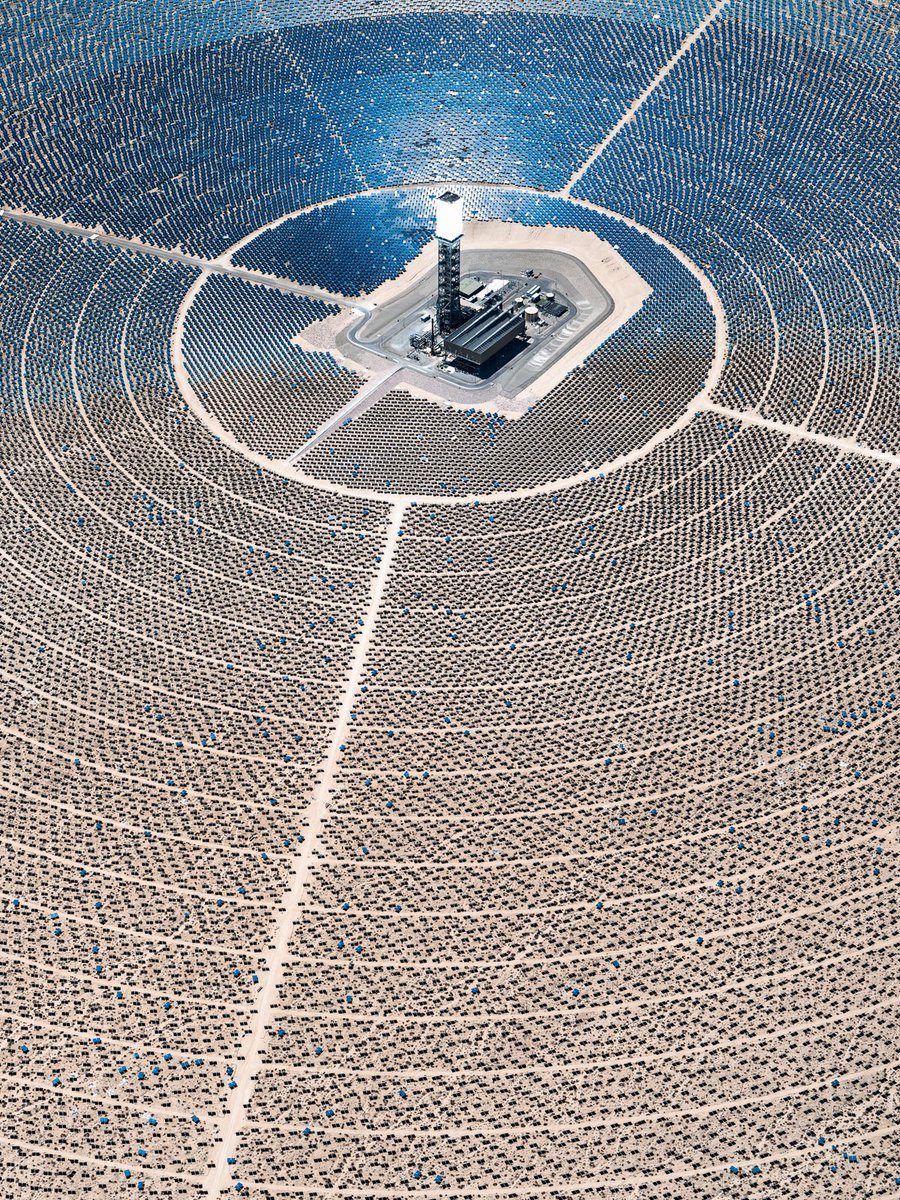 yksirinkan's tweet photo. Fotoğrafçı Tom Hegen, hızla çoğalan güneş enerjisi santrallerinin kuşbakışı nasıl göründüğünü gösteren bir proje hazırlamış."Güneş Enerjisi Serisi" isimli bu projede fotoğrafçının asıl ilgisini bu dev yapıların geometrik şekilleri çekmiş. https://t.co/3QNyyfCqRf