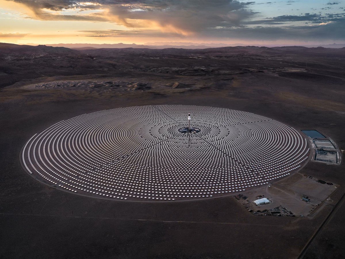 yksirinkan's tweet photo. Fotoğrafçı Tom Hegen, hızla çoğalan güneş enerjisi santrallerinin kuşbakışı nasıl göründüğünü gösteren bir proje hazırlamış."Güneş Enerjisi Serisi" isimli bu projede fotoğrafçının asıl ilgisini bu dev yapıların geometrik şekilleri çekmiş. https://t.co/3QNyyfCqRf