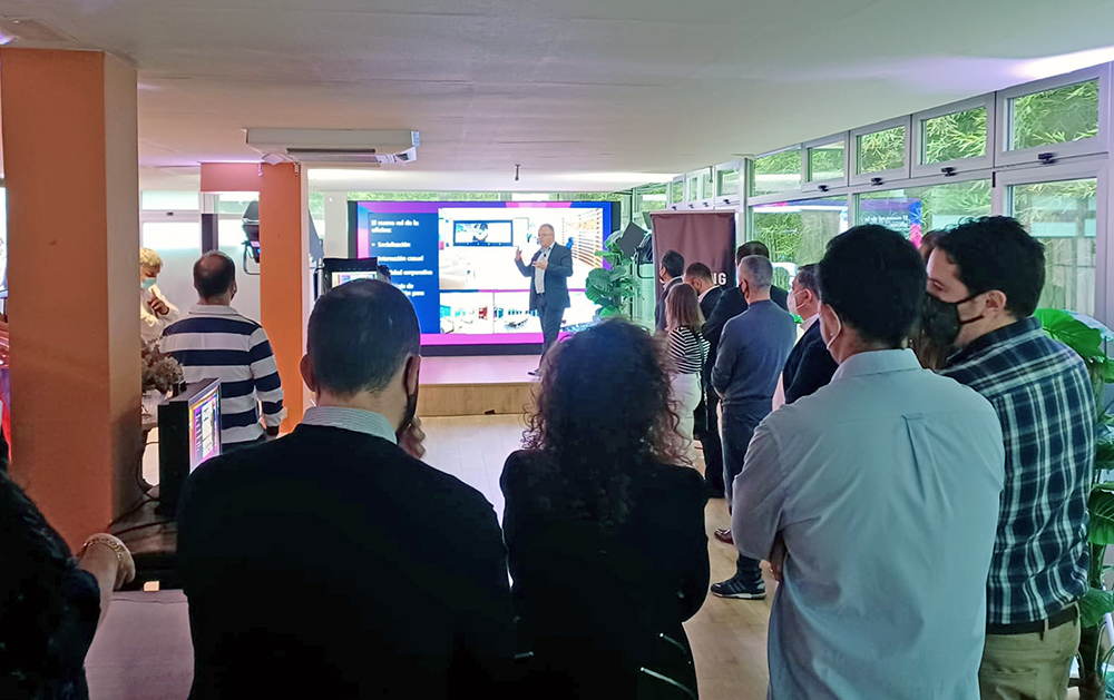 ricohspain's tweet photo. Un placer participar en #SamsungDisplayExperience para experimentar de primera mano las últimas novedades y soluciones de @SamsungEspana.

Junto a nuestros clientes, probamos la flexibilidad ilimitada en displays de última tecnología de visualización y emisión de contenidos. https://t.co/Xvawrs8OMt