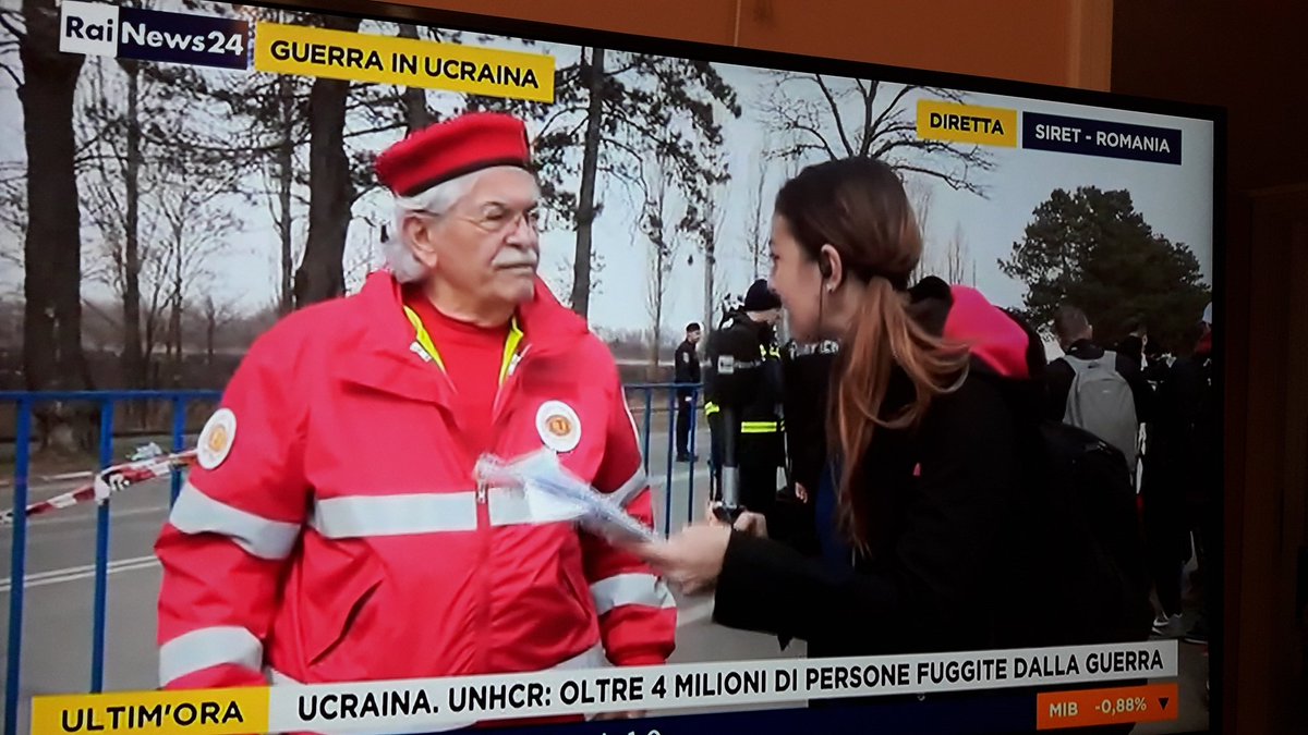OMizzoni's tweet photo. Razzi, un uomo per tutte le stagioni @fratellicrozza @AndreaZalone 🤣 https://t.co/6dVu55TD3m