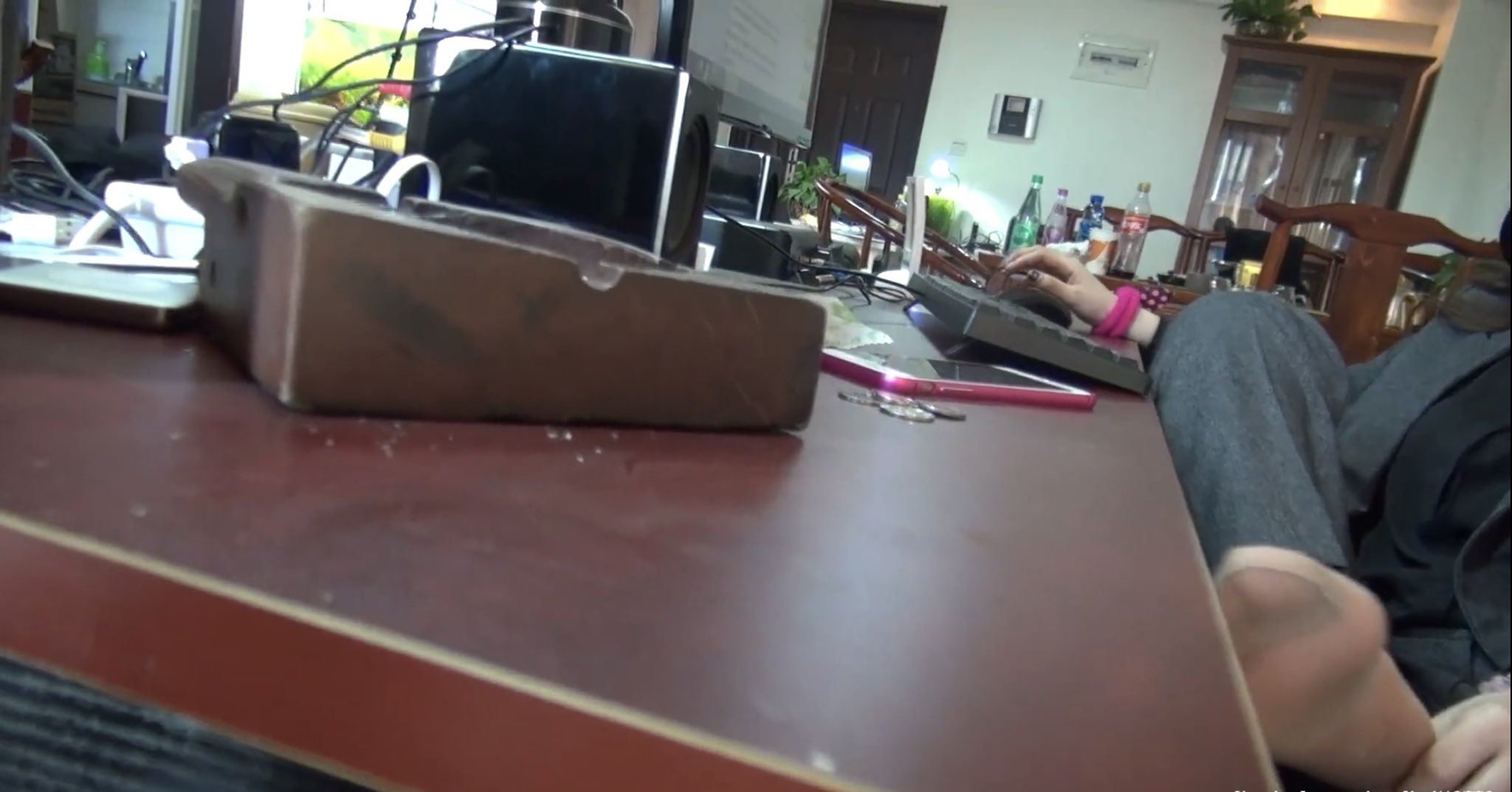 原味丝袜高跟街拍美脚美足 on Twitter: 秘书脱下短丝展示原味美足 原味 丝袜 袜子 脚 丝袜脚 恋足 臭脚 足控 