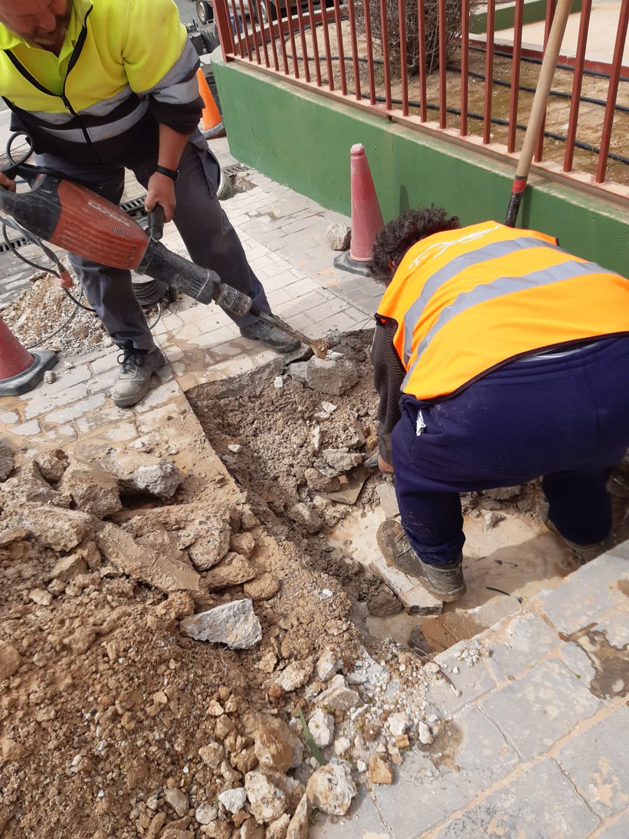 ATiendeQ's tweet photo. 🧱 #ATiendeQ en los barrios
Trabajos de mantenimiento realizados en el @CEIPSanJuan de #Antequera, actuando en una avería del suministro de agua

¿Quieres contactar con nosotros?
📲 En la #APP de ATiendeQ
✅ En WhatsApp: 689 41 02 95 https://t.co/ymHxpdk1Gf
