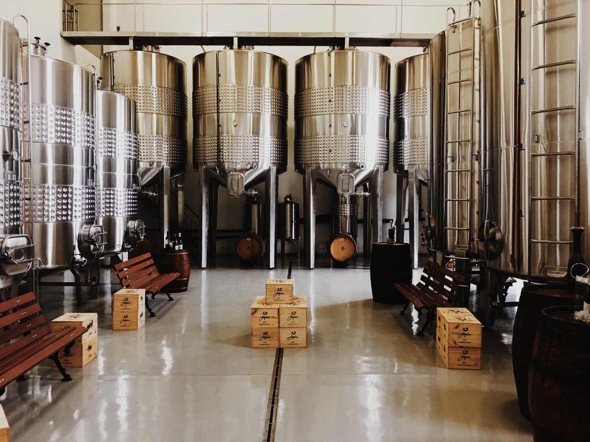 USagricultureUK's tweet photo. The craft beer industry contributed over 400,000 jobs in the U.S. in 2020! Over 140,000 of these jobs were direct at breweries or microbreweries! 😊 @BrewersAssoc @LottePeplow #GrownintheUSA https://t.co/86at5ErEsB