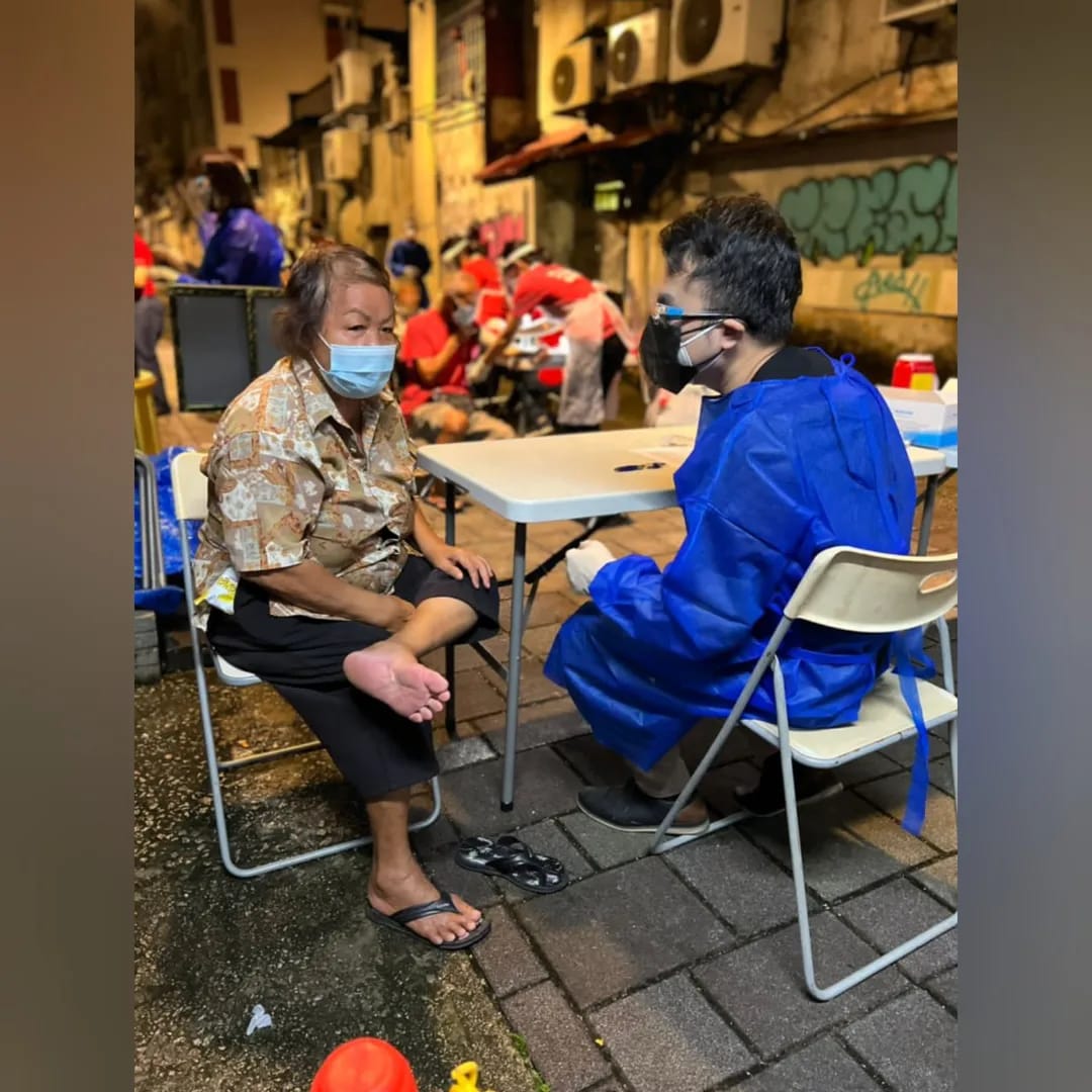 Happy Doctors' Day 2022! Kechara Soup Kitchen's volunteer doctors assist clients with weekly health check-ups and emergency cases despite their busy schedules. Rain or shine, doctors gear up and go down the streets.