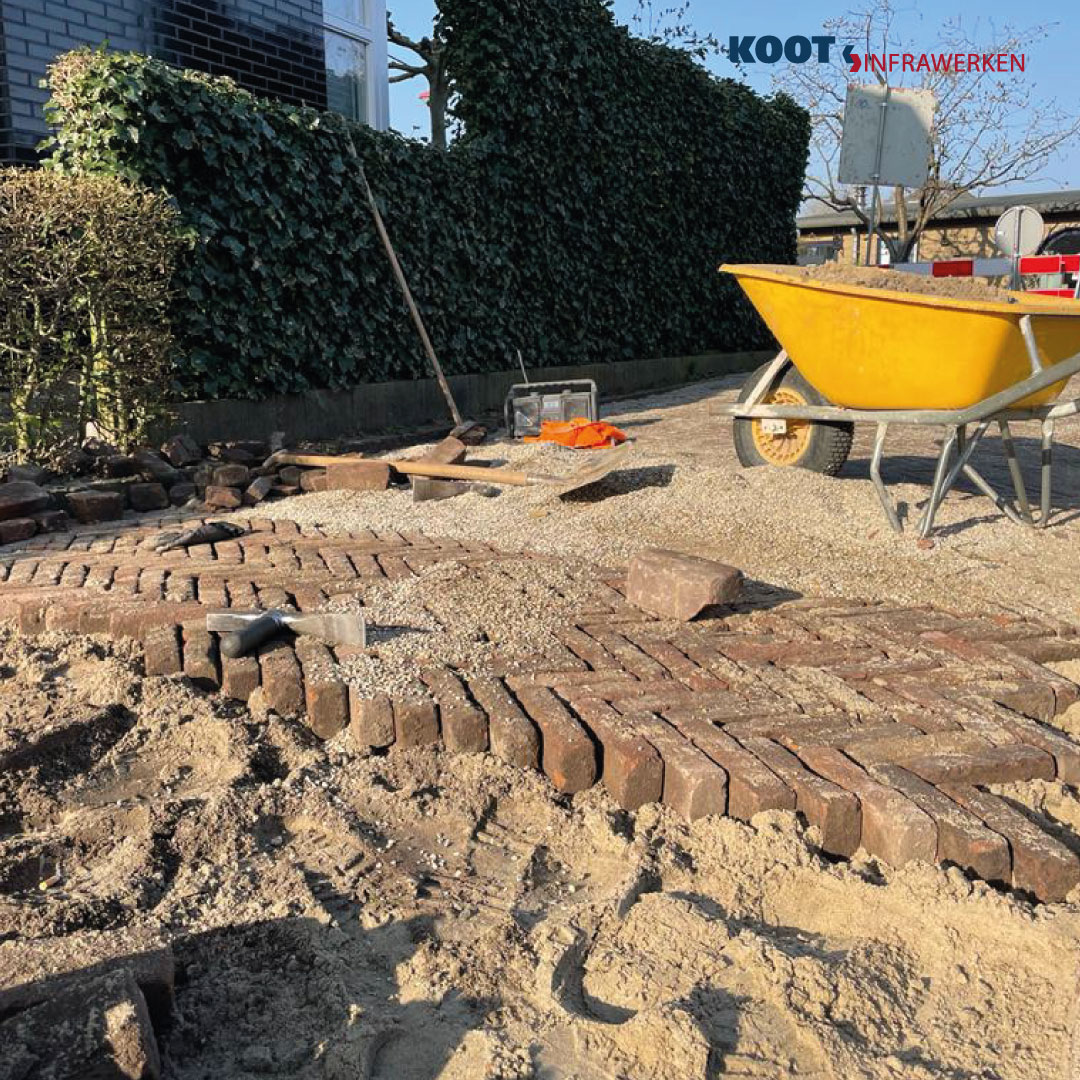 info_koot's tweet photo. Aan de Emmaweg in de @gemeente_nieuwegein zijn wij in opdracht van de Gemeente Nieuwegein 60 m2 aan oude walen aan het herstraten. Later volgt het eindresultaat 📸. #gww #straatmaker #gemeentenieuwegein #kootinfrawerken https://t.co/USzezWA9yF