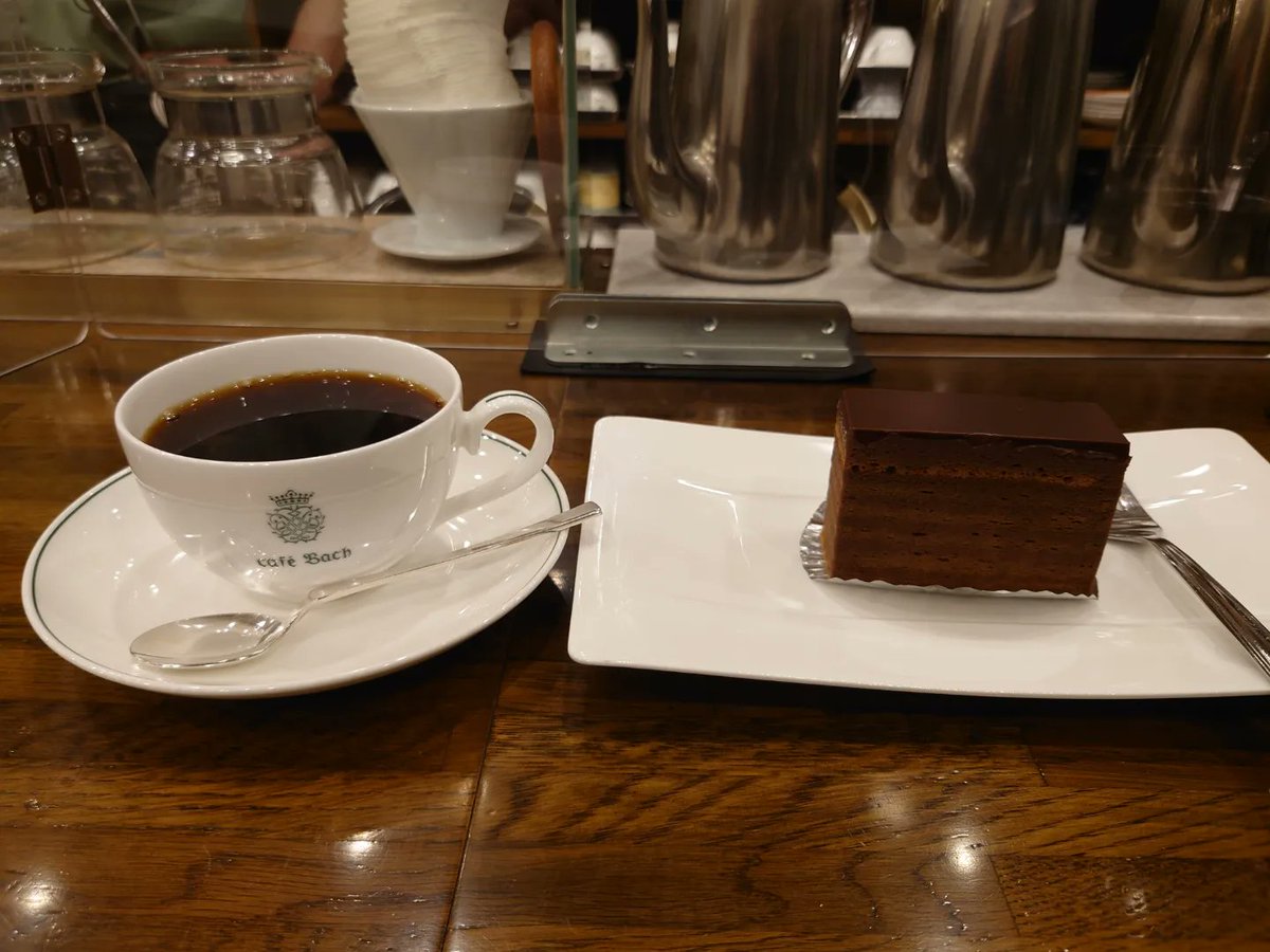 junkissa_mitos's tweet photo. 本日は南千住でダブルヘッダー☕
東京珈琲四天王のカフェバッハ。
バランス最高のブレンド珈琲。
程良い固さのチョコレートケーキ。
名店の味と雰囲気を堪能しました。
https://t.co/B9fLV2anDo
#純喫茶
#純喫茶コレクション
#CafeBach
#カフェバッハ
#喫茶店
#純喫茶MITOS https://t.co/PSVwZyPAOq