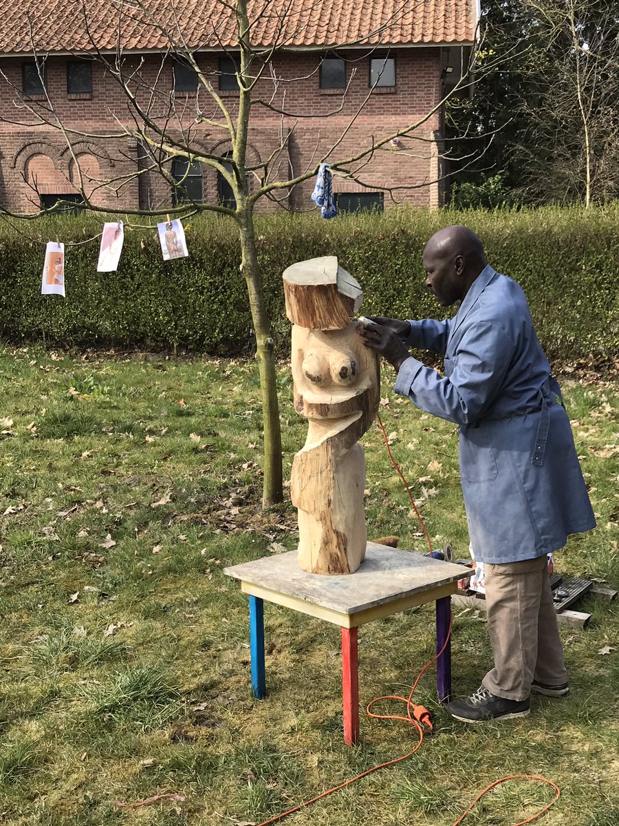 Damiaancentrum's tweet photo. Er wordt volop gebeeldhouwd (steen of hout) op ons centrum. Lekker samen (buiten) bezig zijn. Ook zin om mee te doen?Bel of mail voor meer informatie. https://t.co/q8W328Y6dB