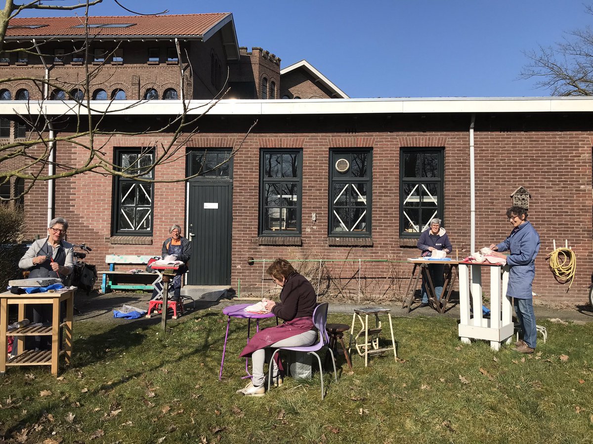Damiaancentrum's tweet photo. Er wordt volop gebeeldhouwd (steen of hout) op ons centrum. Lekker samen (buiten) bezig zijn. Ook zin om mee te doen?Bel of mail voor meer informatie. https://t.co/q8W328Y6dB