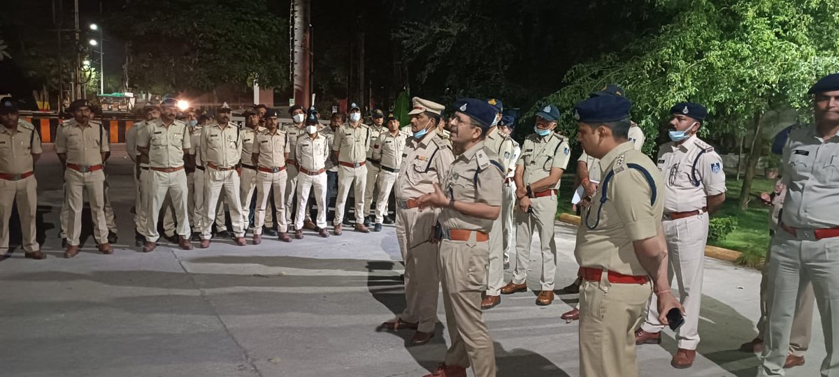 CP_INDORE's tweet photo. इंदौर पुलिस के ‘’ऑपरेशन प्रहार”  में 1757 आरोपियों के विरुध्द कार्यवाही की गई।शहर के देर रात तक नशा परोसने वाले पबों पर कार्यवाही।चार ड्रोन से सतत् निगरानी की गई ।100 से अधिक वाहनों एवं 1500 से अधिक पुलिस अधिकारी/कर्मचारी अभियान में शामिल हुए। https://t.co/RxM3dPcG8B