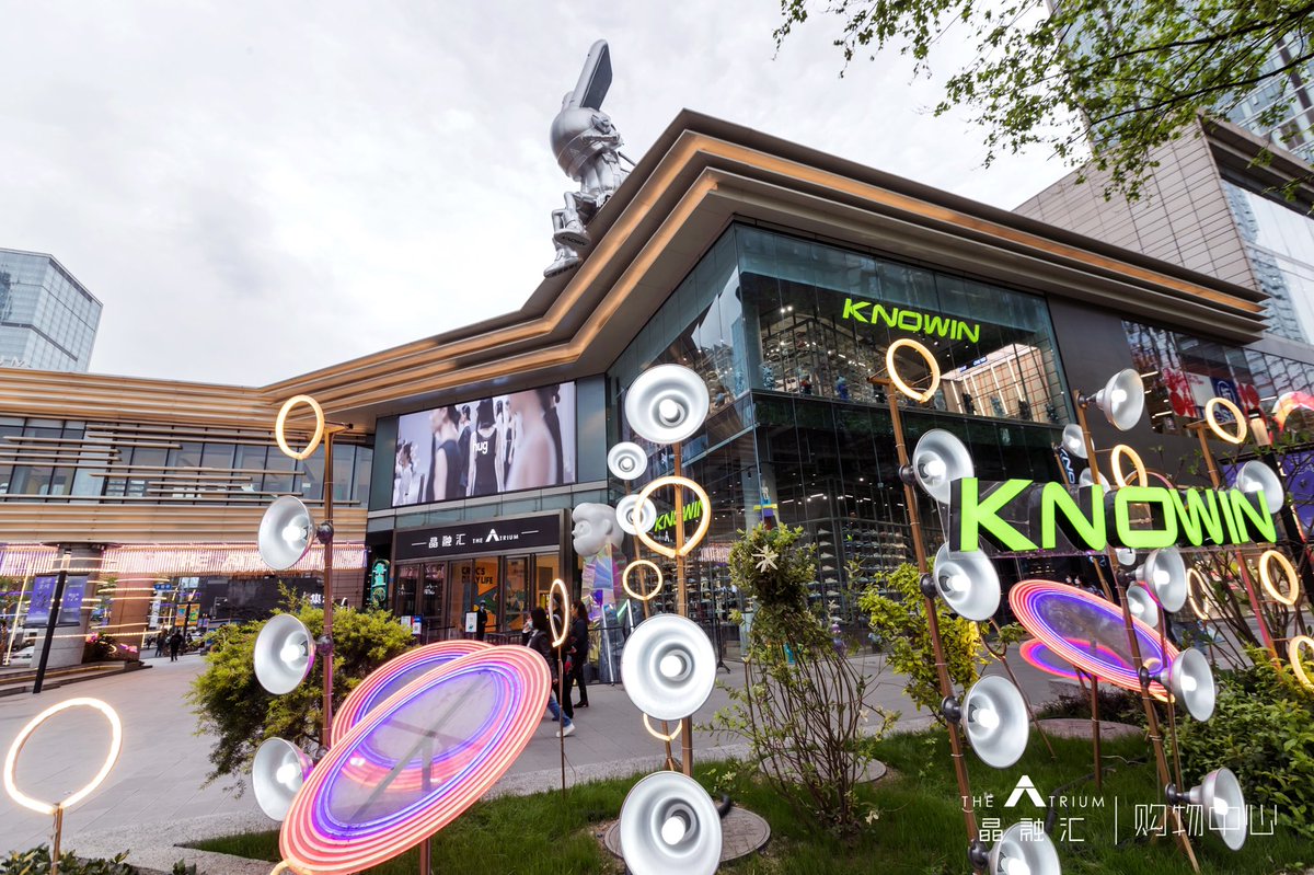 KNOWIN_LAB's tweet photo. The Atrium 2022 S/S Fashion Show has already kicked off at the Atrium of Chengdu on March 25.  Various fashion brands gather here, including Saint Louis, VANN VALRENCE and NECESSARY ANANKE, etc, to show their latest collections for fashion lovers. https://t.co/ogS1HfllMA