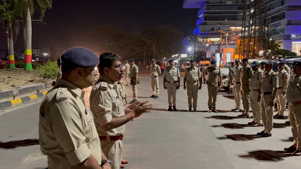 CP_INDORE's tweet photo. इंदौर पुलिस के ‘’ऑपरेशन प्रहार”  में 1757 आरोपियों के विरुध्द कार्यवाही की गई।शहर के देर रात तक नशा परोसने वाले पबों पर कार्यवाही।चार ड्रोन से सतत् निगरानी की गई ।100 से अधिक वाहनों एवं 1500 से अधिक पुलिस अधिकारी/कर्मचारी अभियान में शामिल हुए। https://t.co/RxM3dPcG8B