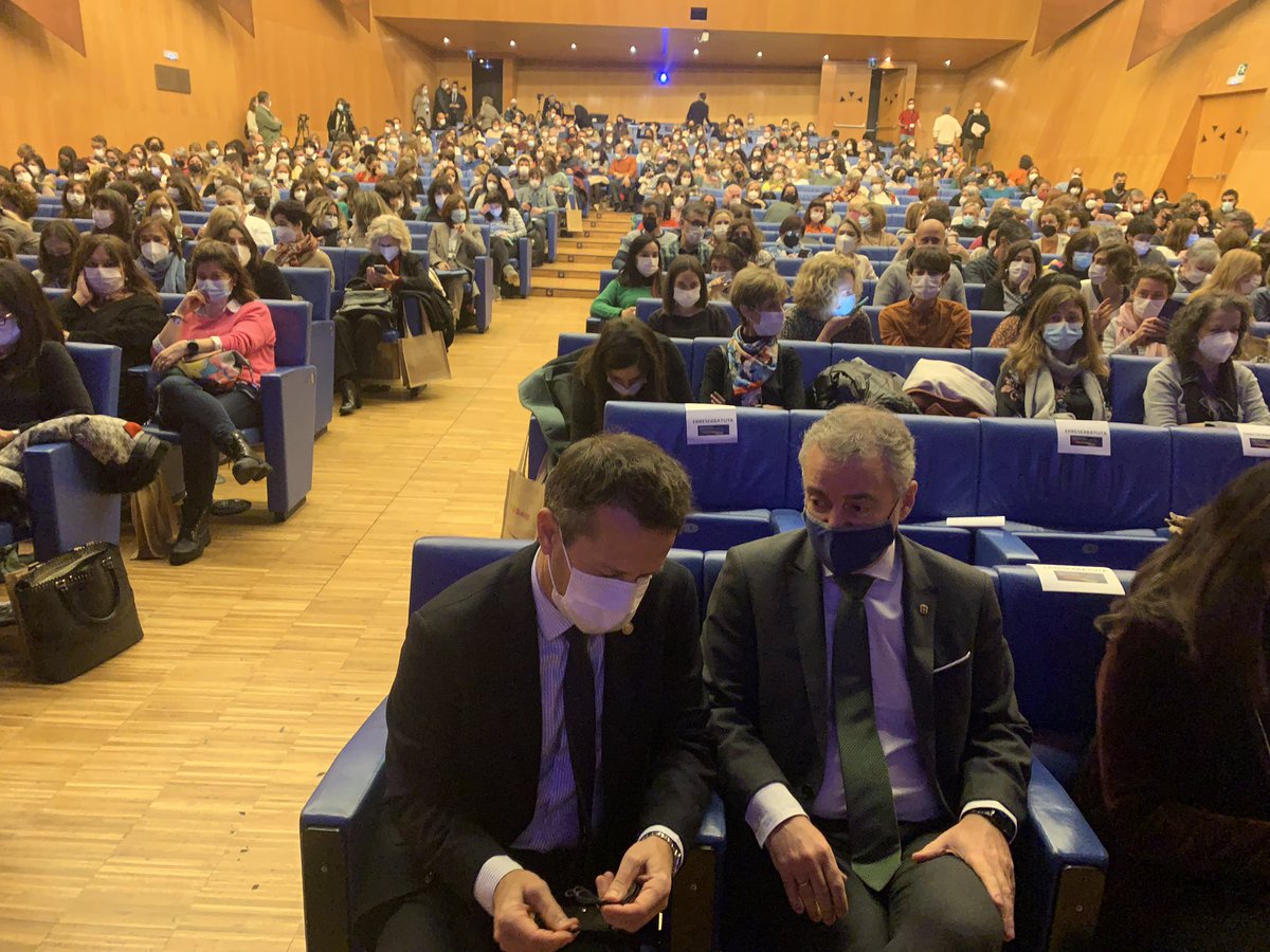 Bizikidetza positiboa, ongizate emozionala, gure hezkuntza sistemaren zutabe dira. Lehendakariak eskerrak eman dizkie irakasleei eta hezkuntza komunitate guztiari ikasleak errespetuan, enpatian eta elkartasunean hezteko egiten duten ahaleginagatik.
#bizikasirekinBAT