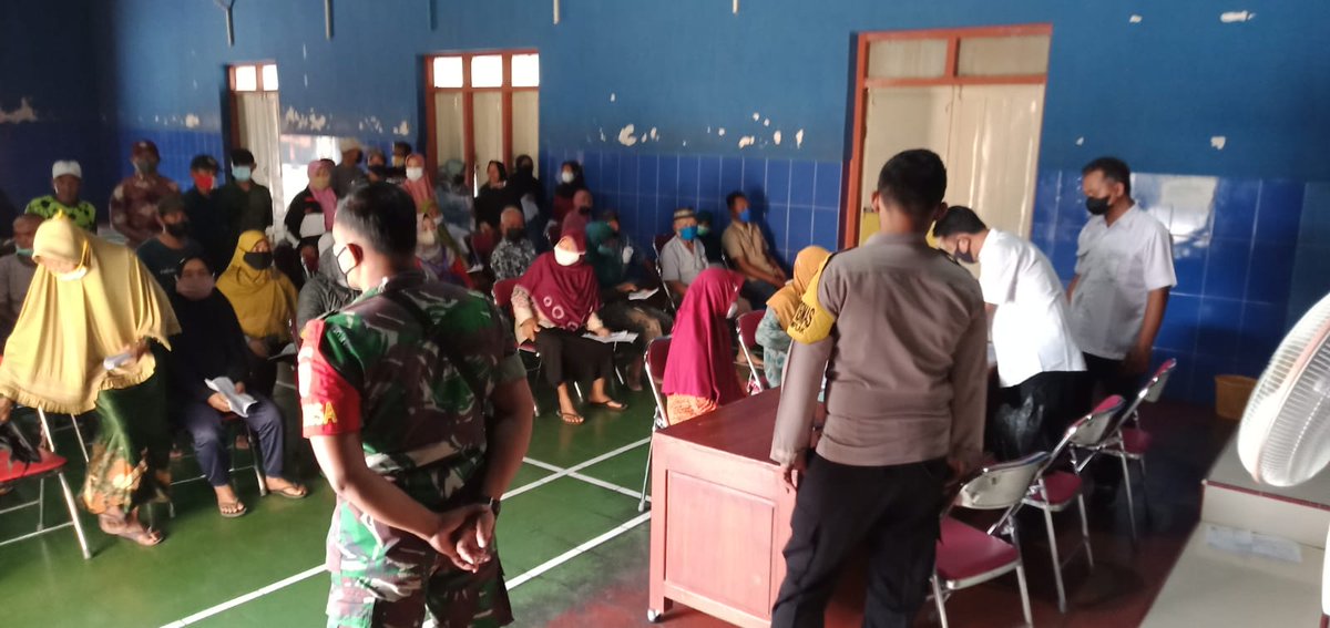11Ngemplak's tweet photo. Seruan untuk Vaksin Covid-19 diwilayah tidak hentinya dilakukan, ini terbukti dengan apa yg dilakukan oleh Sertu Rudi S anggota Koramil 11 Ngemplak Boyolali mengajak warganya untuk Bervaksin. @KOREM_074WRSTM @kodimboyolali https://t.co/lcfFJT3SVW