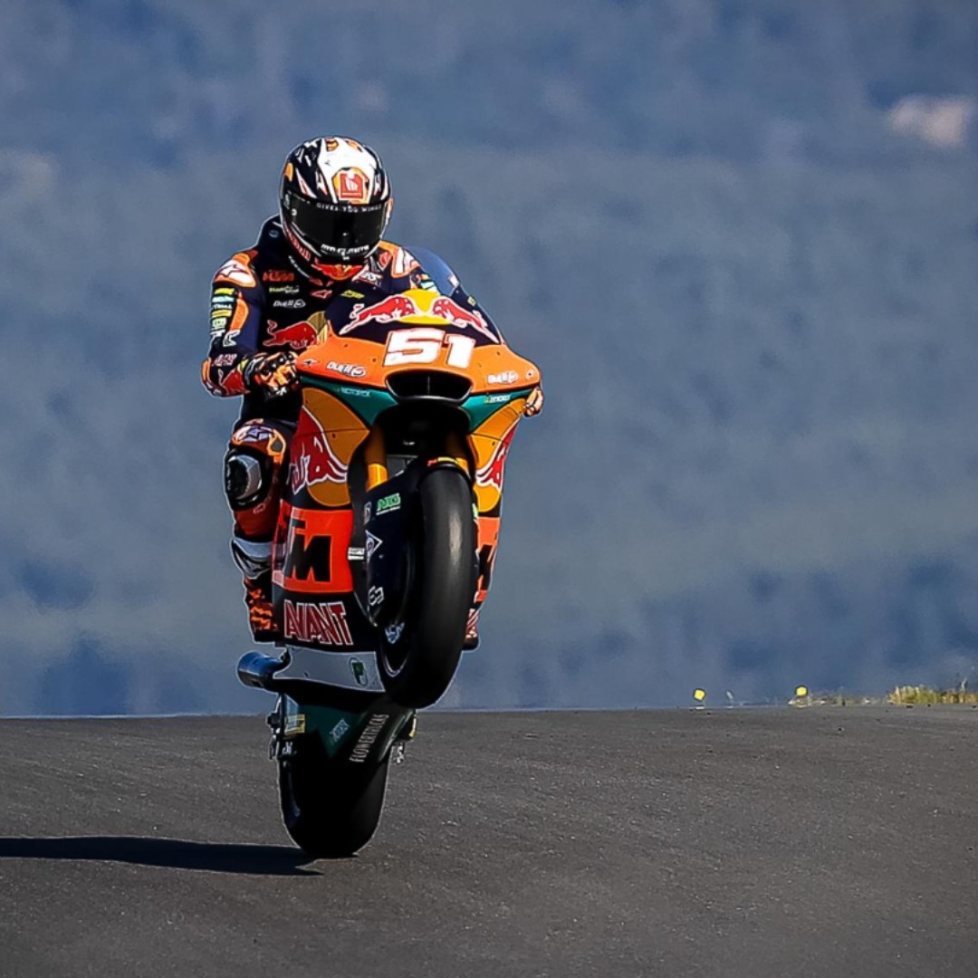 Feliz #wheeliewednesday hoy de la mano de nuestro piloto en Moto2 <a href="/37_pedroacosta/">Pedro Acosta</a> .