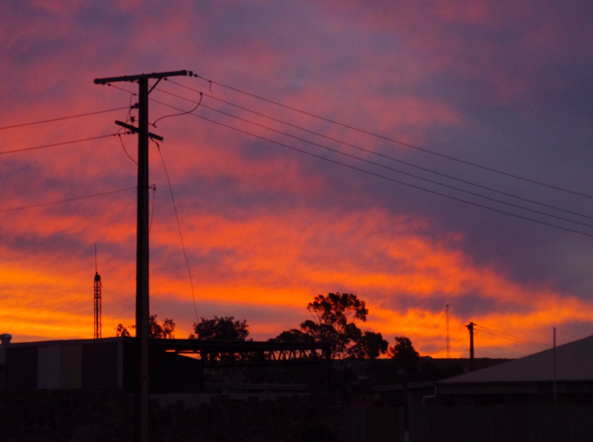 outbackjunita's tweet photo. Heard Morrison got booed at Warne’s memorial.
I think he is more on the nose than I realised.
All of a sudden there seems to be hope again.
The outback sky put on a treat tonight.#AlboForPM
#outbacksa #Andamooka https://t.co/RDSGcSoggf