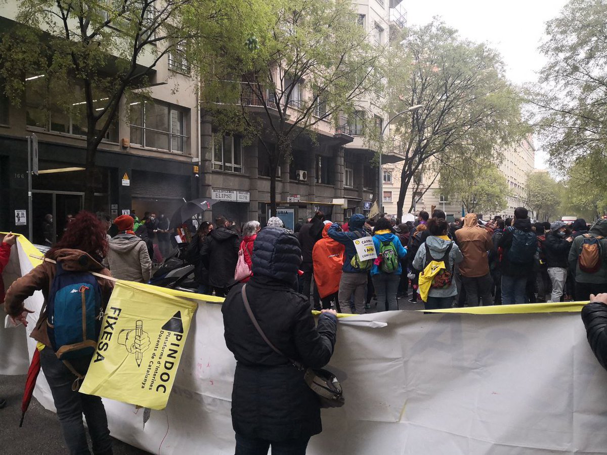 COSEducacio's tweet photo. Continuen les mobilitzacions dels docents en vaga. Per unes condicions de treball dignes i per la fixesa. #VagaEducativa #vagaeducacio #CambrayDimissio #negociacioreal https://t.co/YUAyMsbiJZ