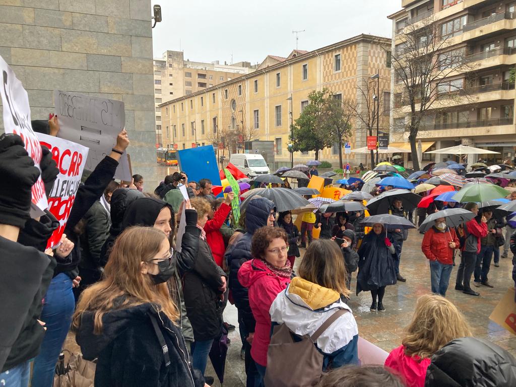 COSEducacio's tweet photo. Continuen les mobilitzacions dels docents en vaga. Per unes condicions de treball dignes i per la fixesa. #VagaEducativa #vagaeducacio #CambrayDimissio #negociacioreal https://t.co/YUAyMsbiJZ