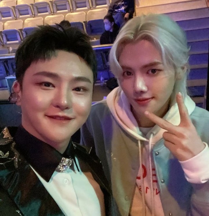 CRVTmhtrends's tweet photo. CRAVITY's Minhee with Lee Dojin, a Trot Singer and one of the panelist in KOMS.

'The song is so good.'

Please give a like and leave positive comments. Thank you!
🔗 https://t.co/85WtizSYoP

#민희 #MINHEE #크래비티 #CRAVITY https://t.co/rBEOmUvsbQ