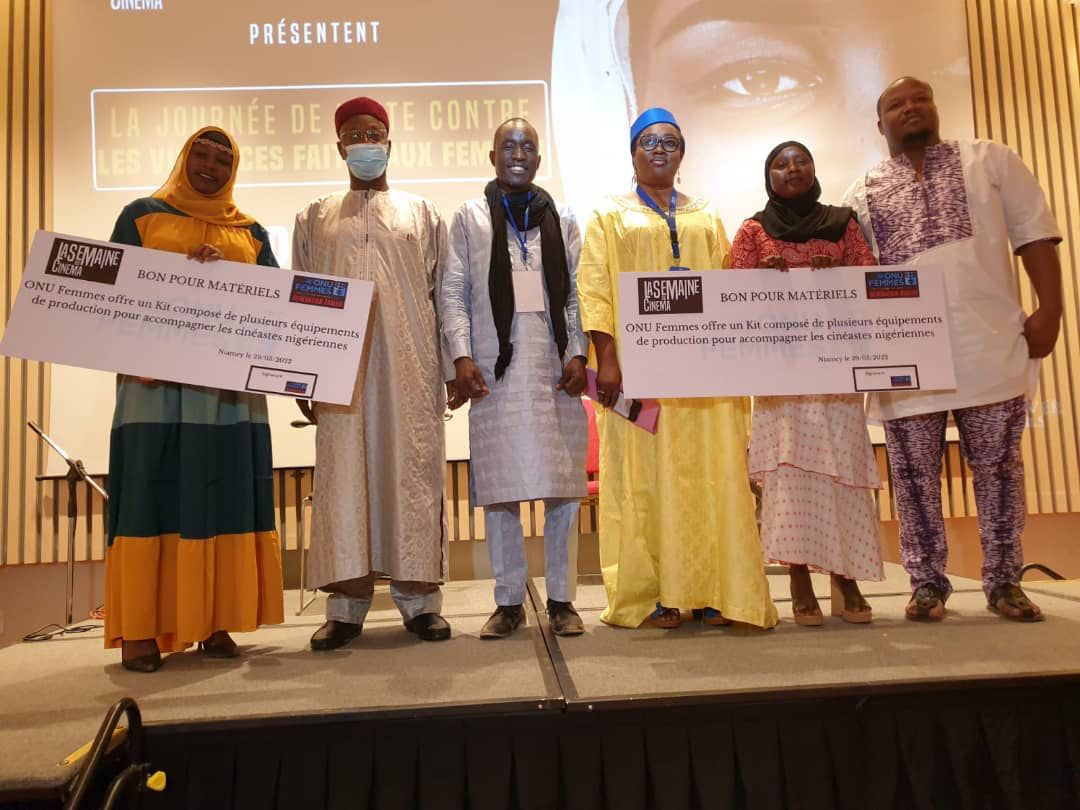 accountlabniger's tweet photo. Nos deux réalisatrices Maimouna Garba Oumarou réalisatrice du film « les pages de ma vie » et Balkissa Kassoukoye réalisatrice du film « la belle de nuit » ont gagné deux kits de production offert par ONU Femmes  lors du festival la semaine du cinéma.  #YFSF https://t.co/BASa9kuVx9
