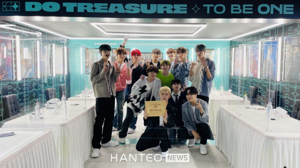 TREASURE receives the "Certificate of 500K" (Hanteo Chart Gold Certificate) for selling 500,000 copies of their first Mini Album <THE SECOND STEP : CHAPTER ONE> 🎉

🔗:youtube.com/watch?v=nCNSHi…

#TREASURE #트레저
<a href="/treasuremembers/">TREASURE</a> <a href="/ygtreasuremaker/">TREASURE MAKER</a>