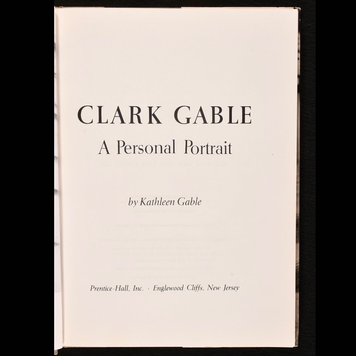 A signed first edition copy of Kathleen Gable’s memoir on the life of her husband, American film star Clark Gable.

A touching tribute to the ‘King of Hollywood’.

rookebooks.com/1961-clark-gab…
