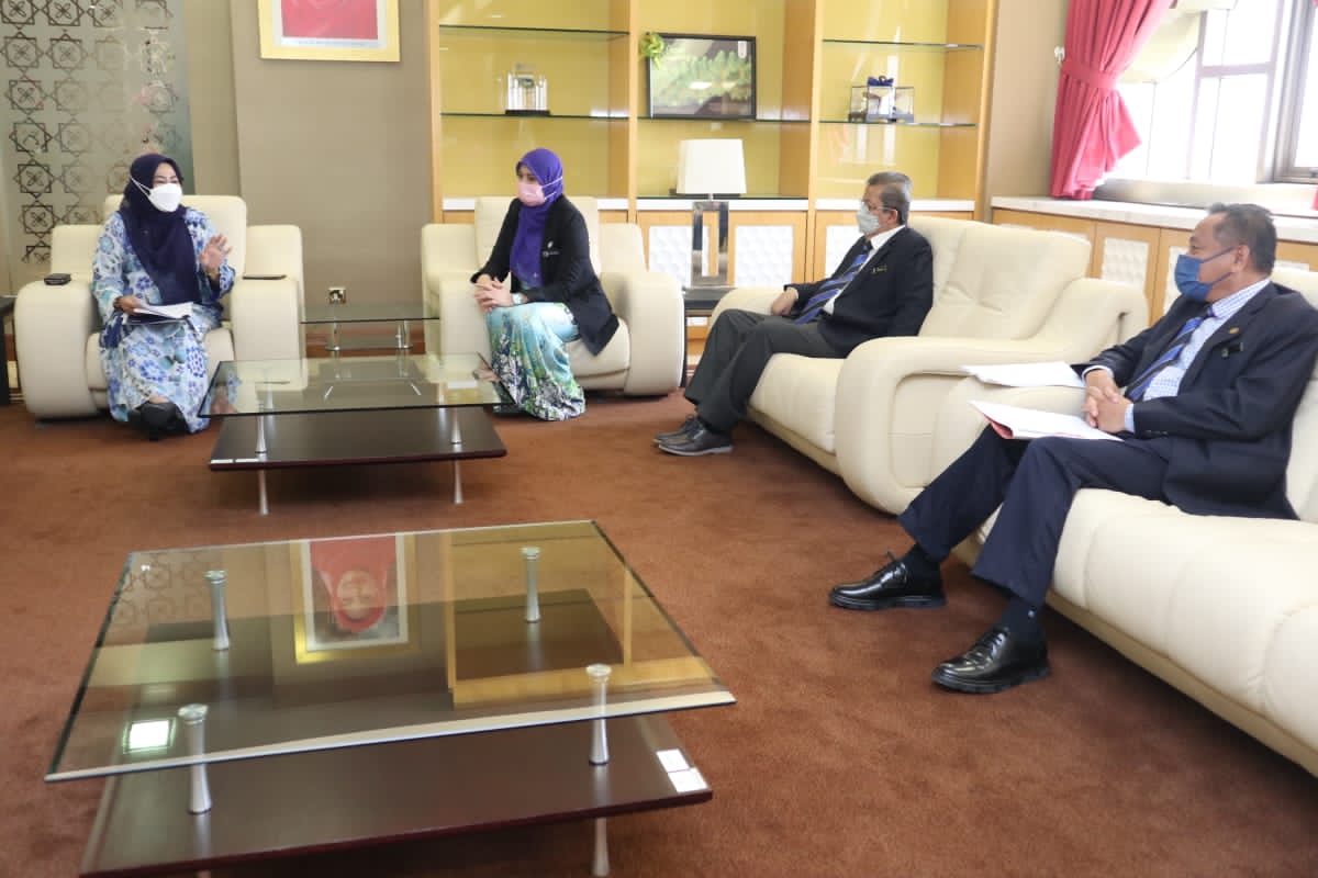 vcutem's tweet photo. Alhamdulilah, hari ini saya bersama Timbalan-Timbalan Naib Canselor UTeM telah membuat kunjung hormat ke Pejabat YB Datuk Seri Dr Noraini Ahmad, Menteri Pengajian Tinggi Malaysia.

Terima Kasih YBM atas kesudian memberikan input &amp; cadangan demi kebaikan UTeM di Masa depan. https://t.co/DtA3nyrjRH