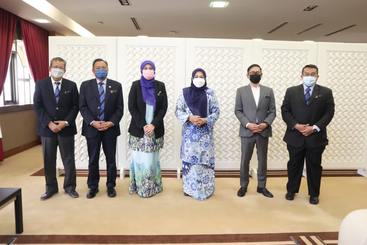 vcutem's tweet photo. Alhamdulilah, hari ini saya bersama Timbalan-Timbalan Naib Canselor UTeM telah membuat kunjung hormat ke Pejabat YB Datuk Seri Dr Noraini Ahmad, Menteri Pengajian Tinggi Malaysia.

Terima Kasih YBM atas kesudian memberikan input &amp; cadangan demi kebaikan UTeM di Masa depan. https://t.co/DtA3nyrjRH