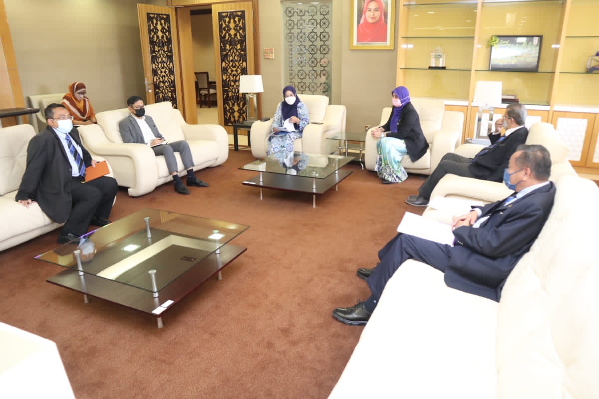 vcutem's tweet photo. Alhamdulilah, hari ini saya bersama Timbalan-Timbalan Naib Canselor UTeM telah membuat kunjung hormat ke Pejabat YB Datuk Seri Dr Noraini Ahmad, Menteri Pengajian Tinggi Malaysia.

Terima Kasih YBM atas kesudian memberikan input &amp; cadangan demi kebaikan UTeM di Masa depan. https://t.co/DtA3nyrjRH