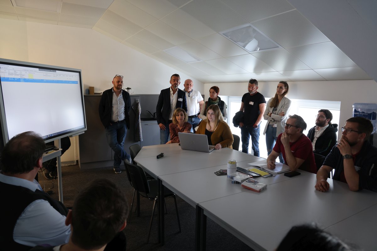 HBLHaidinger's tweet photo. Vergangene Woche durften wir als Referenzkunde im Rahmen eines Kundenevents der @ControllerBOX unser digitalisiertes Arbeiten demonstrieren. Christine Westphal und Sara Wenko haben den Gästen erklärt, warum wir dadurch so effizient arbeiten, steuern und planen können. 🤓 https://t.co/R1Z1iZRuJe