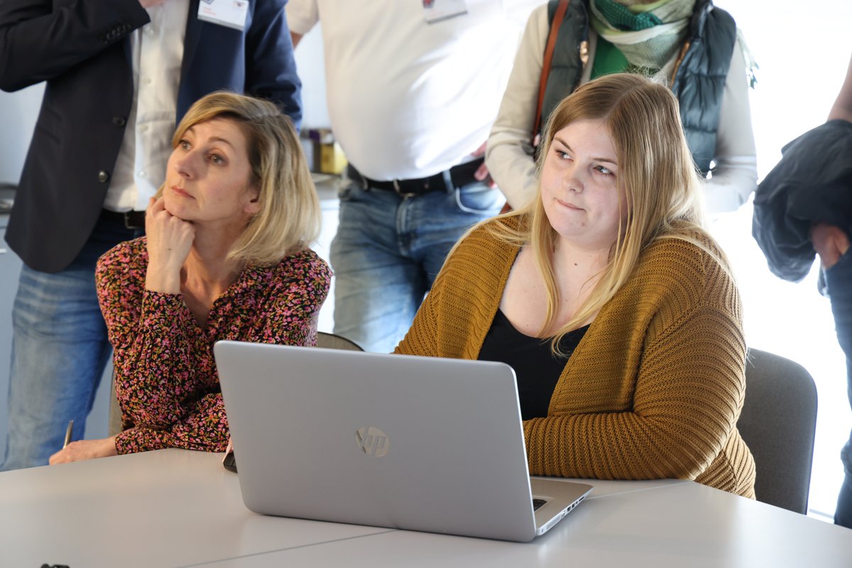 HBLHaidinger's tweet photo. Vergangene Woche durften wir als Referenzkunde im Rahmen eines Kundenevents der @ControllerBOX unser digitalisiertes Arbeiten demonstrieren. Christine Westphal und Sara Wenko haben den Gästen erklärt, warum wir dadurch so effizient arbeiten, steuern und planen können. 🤓 https://t.co/R1Z1iZRuJe