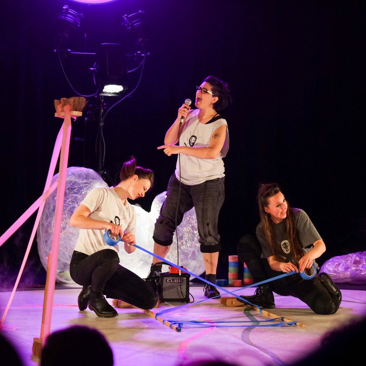 VilledeReims's tweet photo. Spectacle aujourd'hui au Cellier de #Reims dans le cadre du festival @MELI_MOME, de ''Scoooootch !'' : performance jeune public à la croisée du son, du #mouvement et d'une matière : le scotch ! => Découvrir le programme du #festival : https://t.co/TbzhosNwkB #Culture https://t.co/Q0kgmSHRVY