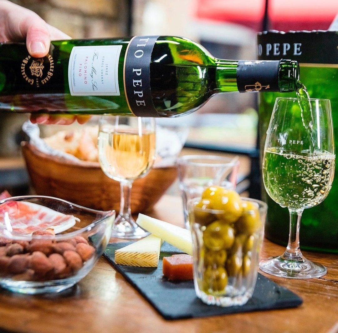 AlimentosFusari's tweet photo. Tio Pepe Vino Fino.

 Tío Pepe es persona, icono y sobre todo vino. Vino  procedente de uva Palomino Fino, de crianza biológica y que como mínimo reposa 4 años en bota de roble americano siguiendo el sistema tradicional de criaderas y solera.

#vinodejerez #alimentosfusari https://t.co/8sjb3Jkngm