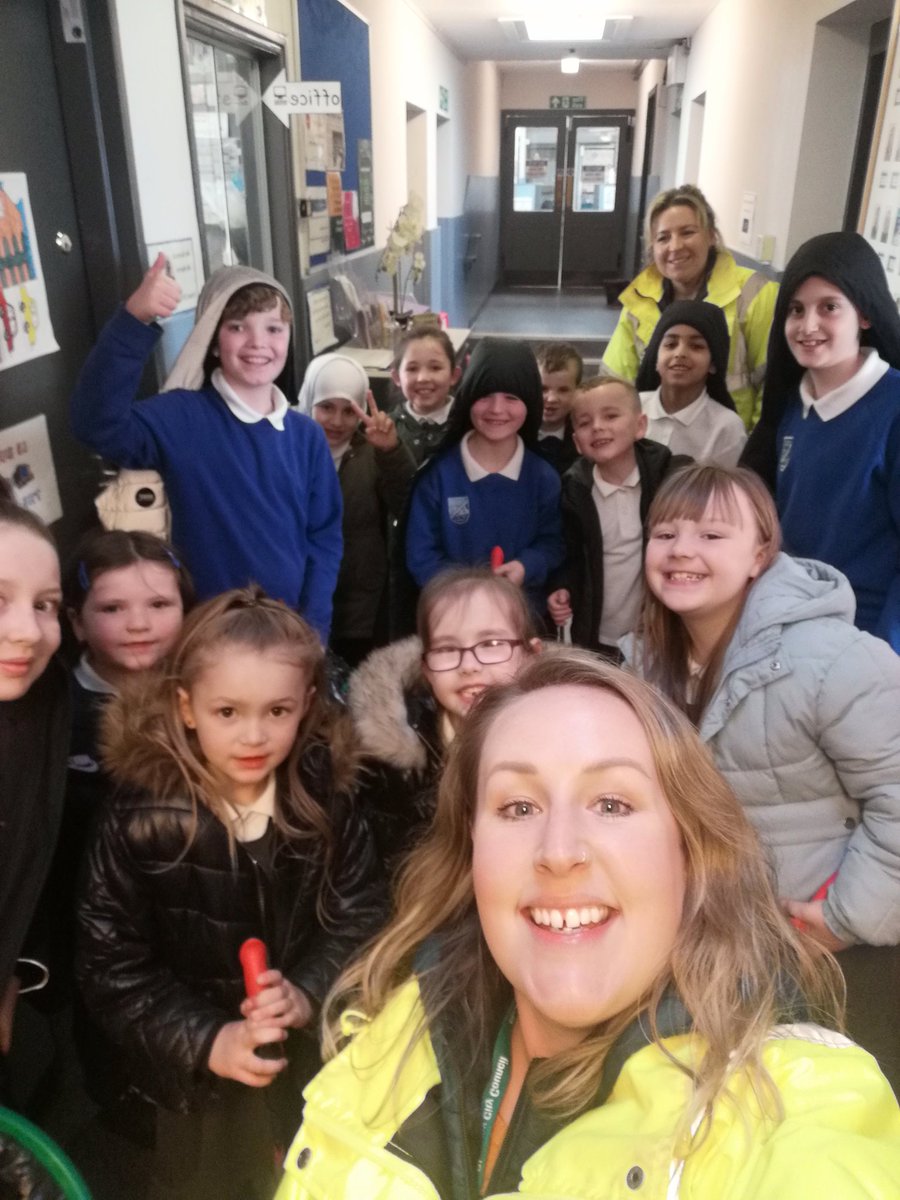 Its Spring clean time for Cadder and some of our pupils have been helping with support from school staff and Morven from @LambhillStables Thank you to @Cadder_Housing for a snack to say well done for their efforts! @EcoSchoolsScot #community #partnership